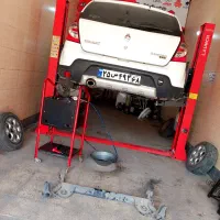 مکانیکی نادری همراه با جک دو ستون