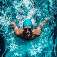 آموزش تخصصی شنا رفع ترس از آب و کلاس‌های VIP