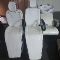 دو صندلی اصلاح و یه سر شور داخل عکس
