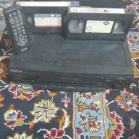 یک عدد دستگاه ویدیو sony با چند عدد نوار