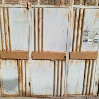 یک عدد درب حیاط بسیار سنگین وزن مناسب باغ روستا