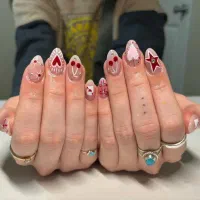 جشنواره کاشت ناخن  فقط۴۰۰تومن با بهترین متریال