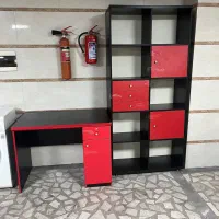 میز تحریر و کتابخانه