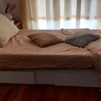 تختخواب و میز تحریر