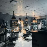 یک ارایشگر ماهر و یک شاگرد با استعداد (آقا)