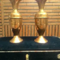 یک جفت گلدان ایتالیایی قدیمی برنزی طلایی بزرگ