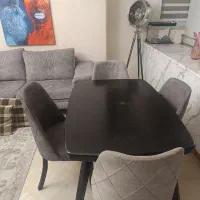 میز ۴نفره مشکی و طوسی روی میز اکلیلی