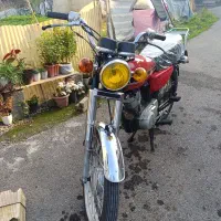 یک دستگاه موتور هوندا.    125