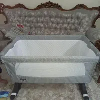 تخت کنار مادر