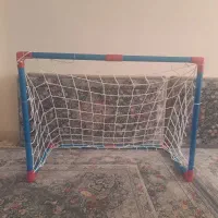 دو عدد تیر دروازه و تور و یک توپ