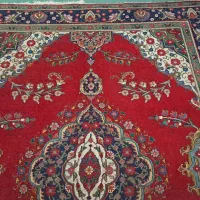 قالی دستباف زمینه لاکی