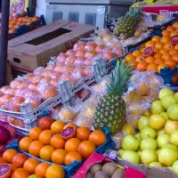 فروشنده میوه فروشی