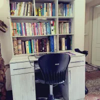 میز تحریر و کتابخانه