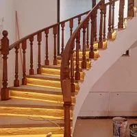 نصب نرده چوبی و کف پله با بیش از ۲۰ سال سابقه
