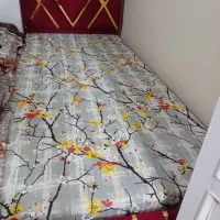 دو عدد تخت یک نفره با تشک|تخت و صندلی بچه|خمینی‌شهر, |دیوار
