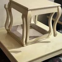 گل میز و آباژور کرم رنگ