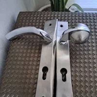 تعدادی دستگیره درب آپارتمان وورودی