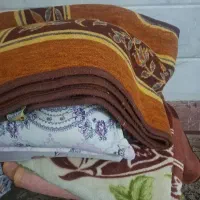 تعدادی پتو . تشک..