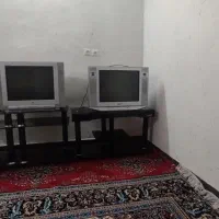 دو تلویزیون و دو زیر تلویزیون شیشه ای