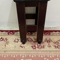 چند صندلی تمیز وپاکیزه ودستگا اسپرسو