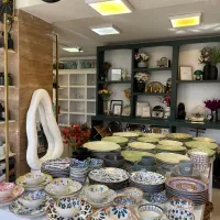فروشنده در گالری گلدون