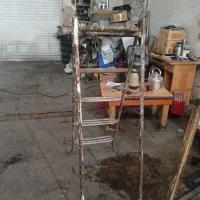نردبان آهنی ، وزن ۱۰ کیلو گرم. بسیار مقاوم در کار