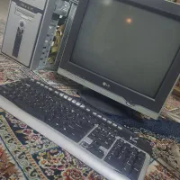 مینی کیس قدیمی به همراه مانیتور و کیبورد