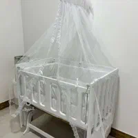 تخت کنار مادر