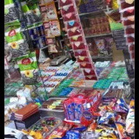 فروشنده دکه تنقلاتی در مولوی