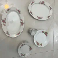 ظرف گل سرخی گلدان همدان میز چوبی