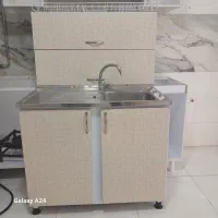 سینک ظرفشویی تمیز همراه با شیر آب و آب چکان