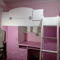 تخت مدل قلعه دارای میز تحریر و کتابخانه و کمد.