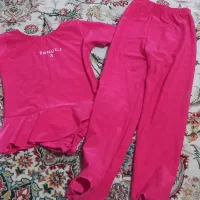 یه عدد مانتو و دو عدد لباس مجلسی و لباس ژیمناستیک