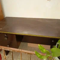 میز تحریر و کامپیوتر