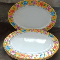 تعدادی ظرف چینی و کریستالی