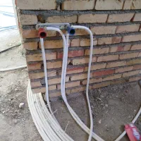 دو نفر شاگرد جوان برای کار تاسیسات لوله کشی