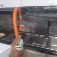 یه عدد شیر ظرفشور با روشور ..