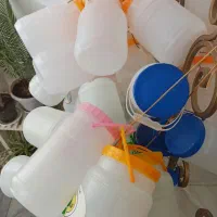 تعدادی دبه ماست تمیز