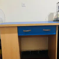 میز مطالعه بغل کتابخانه