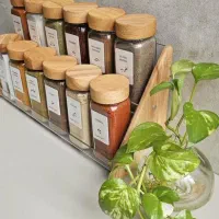 پک ادویه جات 12تایی  با استند چوبی به فروش میرسد