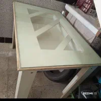 میز نهار خوری.