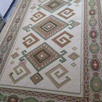 یک جفت پشتی سالم،یک جفت قالی ،یک فرش آشپزخانه