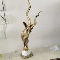 میز با مجسمه