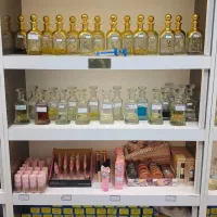 فروش آرایشی با کلیه دکوراسیون و سقف کاذب ....|آرایشی، بهداشتی، درمانی|تایباد, |دیوار