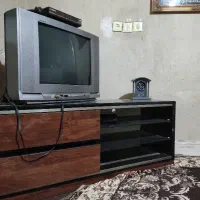 تلویزیون زیر تلویزیونی دستگاه دیجیتال با کنترل ها