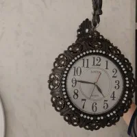 ساعت دیواری در حد نو