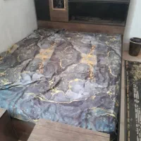 تخت خواب فقط شیشه میز آرایشی شکسته