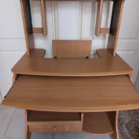 میز تحریر و کامپیوتر