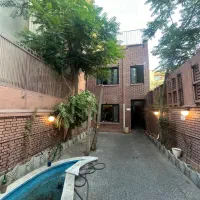 عمارت-قدیمی-حیاط-دار-دربست-بلوار-کشاورز