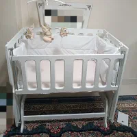 تخت کنار مادر